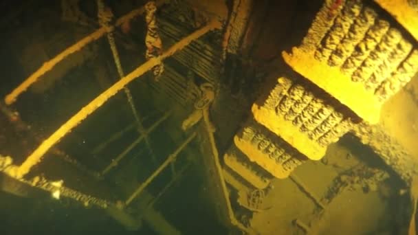 Épave vue de l'intérieur dans le monde sous-marin de Truk Islands . — Video