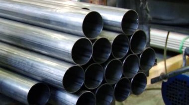 Paslanmaz çelik borular, fabrikada dönen metalin bitmiş bir ürünüdür..