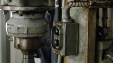 Metal, makine aleti ve fabrikada çalışan eller.