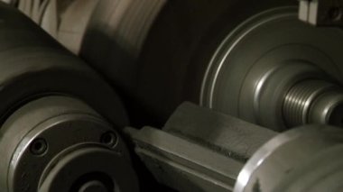 Fabrikadaki paslanmaz çelik borulardan oluşan öğütme makinesi üzerinde yakın çekim metaller..