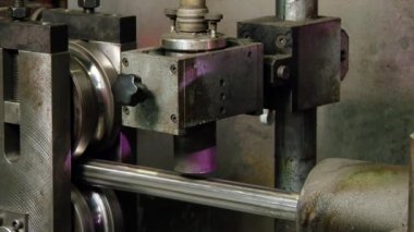 Fabrikadaki çelik boruların metal rulo makineleri üzerinde çalışmak.