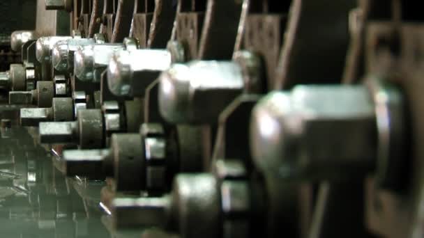 Metallvalsmaskiner för metallbearbetning av rostfritt stål i fabrik. — Stockvideo