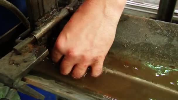 Controle op lekken roestvrijstalen buizen in de fabriek. — Stockvideo