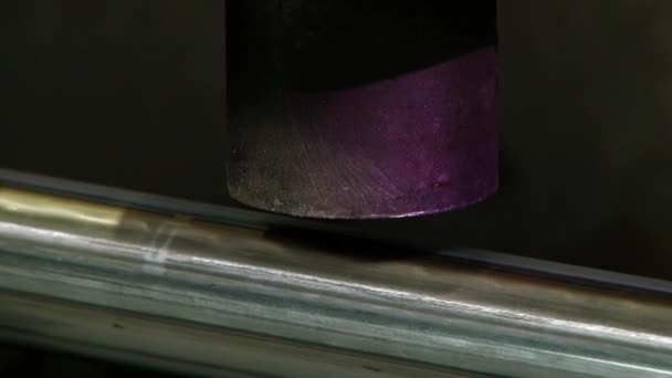 Fémhengermű közeli fémmegmunkálása acélcsőből a gyárban. — Stock videók