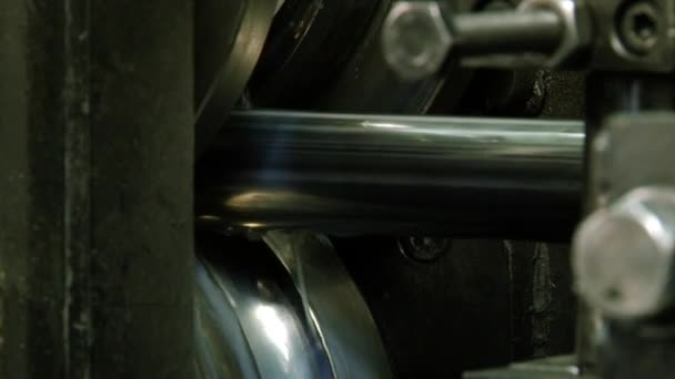 Penutup pengerjaan logam pada mesin penggulung logam pipa baja di pabrik. — Stok Video