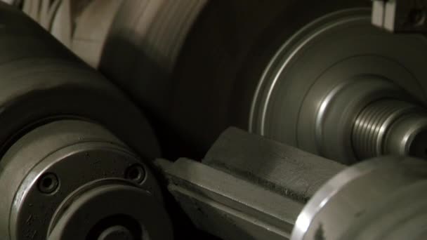 Fabrikadaki paslanmaz çelik borulardan oluşan öğütme makinesi üzerinde yakın çekim metaller.. — Stok video