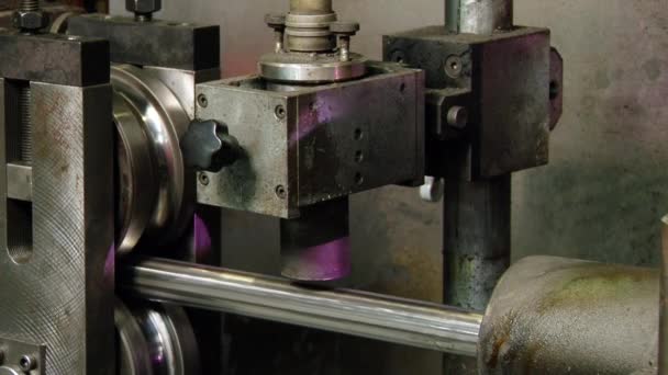공장에서 금속 파이프로 만든 금속 압착 기계를 만드는 금속 제품. — 비디오