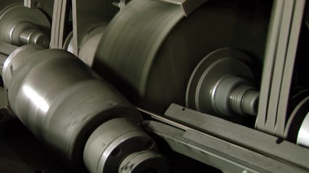 Крупный план металлообработки на шлифовальном станке труб из нержавеющей стали на заводе. — стоковое видео