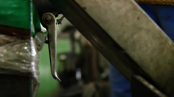 Metal, máquina herramienta y manos de trabajador en la fábrica — Vídeo de stock