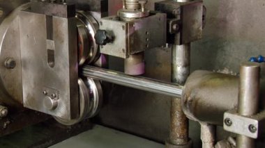 Fabrikadaki çelik boruların metal rulo makineleri üzerinde çalışmak.