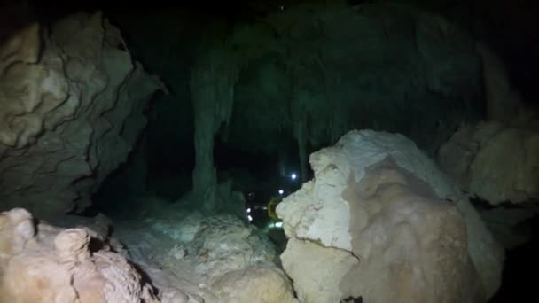 Cave diving in underwater caves of Yucatan Mexico cenotes. — Stock Video