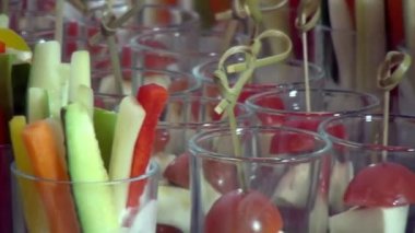 Şölen için şeffaf cam kaplara yakın sebzeler iştahı açıyor..