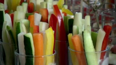 Dilimlenmiş sebze dilimleri, ziyafet masası..