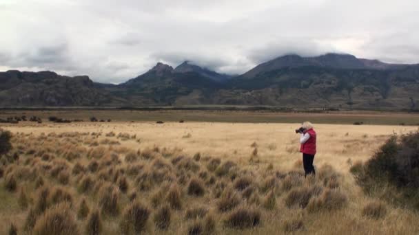 Meisje is het nemen van foto's van woestijn op kustlijn van Oceaan in Argentinië. — Stockvideo