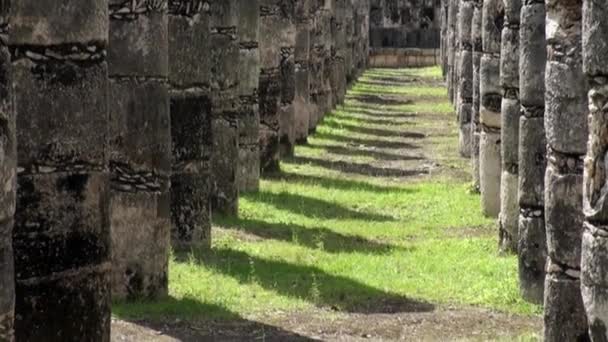 Kolommen van tempelruïnes van krijgers Chichen Itza Mexico Yucatan. — Stockvideo