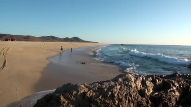 Toeristen op quad bike Atv op zandstrand van de oceaan. — Stockvideo