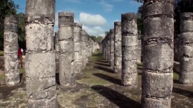 Savaşçı tapınağının sütunları ve sütunları Chichen Itza Mexico Yucatan 'ı mahvediyor..