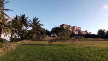 Tulum Mayan harabeleri ve çevresindeki Meksika duvarları..