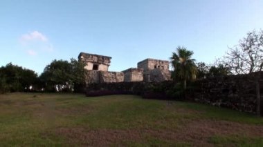 Tulum Mayan harabeleri ve çevresindeki Meksika duvarları..
