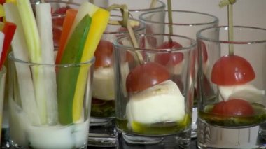 Büyük yeşil zeytin, domates, ziyafet masasında biber..