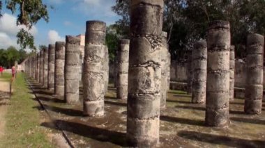Savaşçı tapınağının sütunları ve sütunları Chichen Itza Mexico Yucatan 'ı mahvediyor..