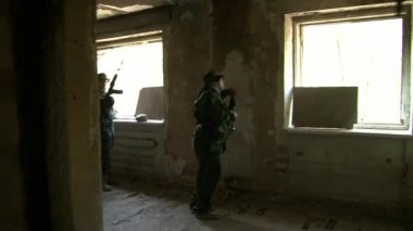 Hava yumuşaklarının oyuncuları yıkılmış bir evde yerlerini aldılar..