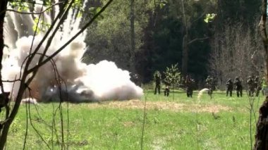 İnsanlar üniformalı askeri el el bombası patlama orman arka plan üzerinde.