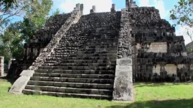 Savaşçı tapınağının basamakları Chichen Itza Mexico Yucatan 'ı mahvediyor..