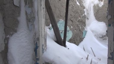 Kar kalıntıları ev hayalet kasaba kömür madenlerinde üzerinde kadar kuzeyinde Rusya terk.
