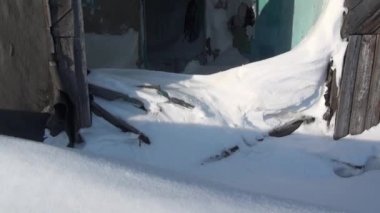 Kar kalıntıları ev hayalet kasaba kömür madenlerinde üzerinde kadar kuzeyinde Rusya terk.