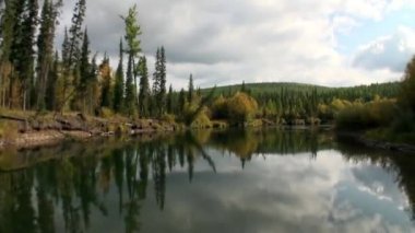 Lena Nehri 'nin şeffaf suyuyla hareket halindeki akarsu teknesinden ateş ediliyor..