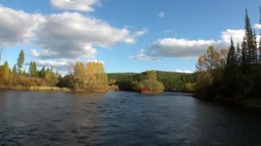 Sibirya 'daki Lena Nehri üzerinde güzel bulutlar.
