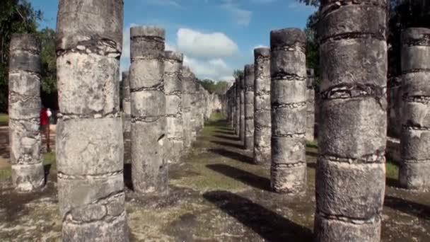 Kolommen en pilaren van de tempel ruïnes Chichen Itza Mexico Yucatan. — Stockvideo