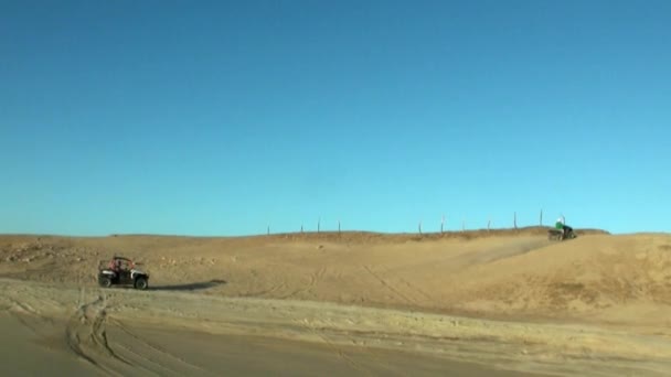 Csoport turisták quad kerékpár Atv utazás homokon. — Stock videók