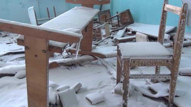 Ερείπια του χιονιού εγκαταλειφθεί αξιωματικοί Σπίτι στην πόλη φάντασμα ανθρακωρυχεία Ρωσία. — Αρχείο Βίντεο