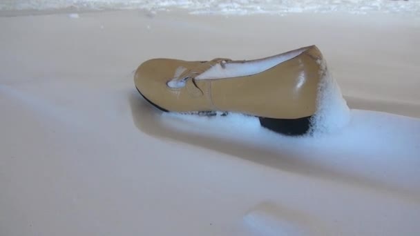 Sníh v broken zmrazené okna opuštěného domu v opuštěném městě. — Stock video