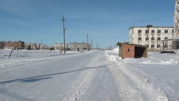 Snow opuštěné město Uhelné doly na Chukotce daleko na severu Ruska. — Stock video
