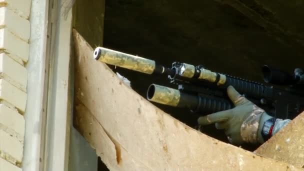 Hombre con uniformes militares jugando en la ruina de la construcción de polígono militar . — Vídeos de Stock