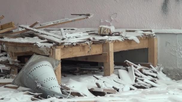 Lixo em neve abandonada casa fantasma cidade Carvão Minas de extremo norte da Rússia . — Vídeo de Stock