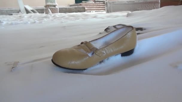 Nieve en una rota ventana congelada de casa abandonada en ciudad desierta . — Vídeos de Stock