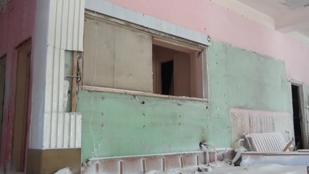 Ruiny śniegu opuszczonych oficerów Dom w mieście duchów Kopalnie węgla Rosja. — Wideo stockowe