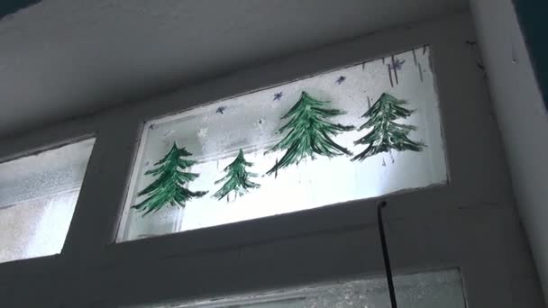 Neve em janelas de casa abandonada em cidade deserta . — Vídeo de Stock