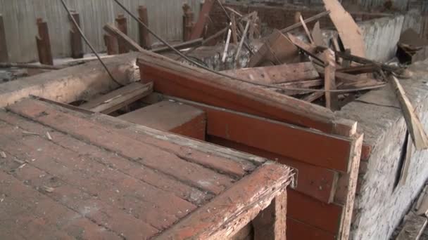 Ερείπια του εγκαταλελειμμένου εμπορικού κέντρου στην πόλη φάντασμα ανθρακωρυχεία Ρωσία. — Αρχείο Βίντεο