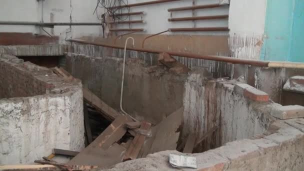 Ruines du centre commercial abandonné dans la ville fantôme Mines de charbon Russie . — Video