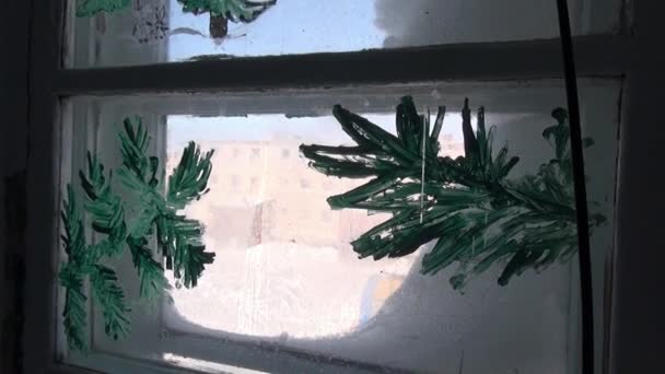Χιόνι σε παράθυρα εγκαταλελειμμένου σπιτιού σε έρημη πόλη. — Αρχείο Βίντεο
