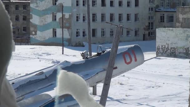 View of airplane monument to aviators through frozen broken window. — Stock Video