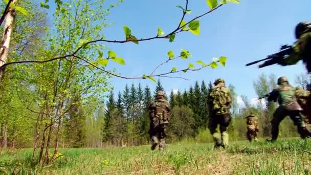 Emberek az egységes háttér előtt, katonai kézigránát robbanás erdő. — Stock videók