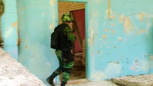 Airsoft militär spelare i militära uniformer spelar i förstörd byggnad. — Stockvideo