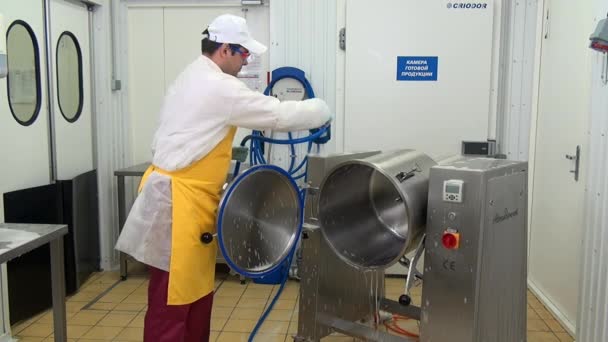 Πλένει τον εξοπλισμό ανάμειξης σαλάτας με βιομηχανικό εξοπλισμό πλυσίματος. — Αρχείο Βίντεο