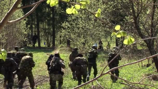 Los jugadores de airsoft corren por el bosque — Vídeos de Stock